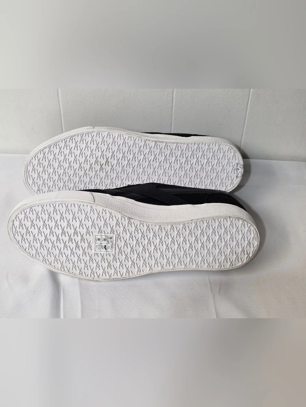 Reebok Classic Low-Top Black Sneakers With Brsided Laces And Goldtone Charm NWOT - Picture 6 of 7